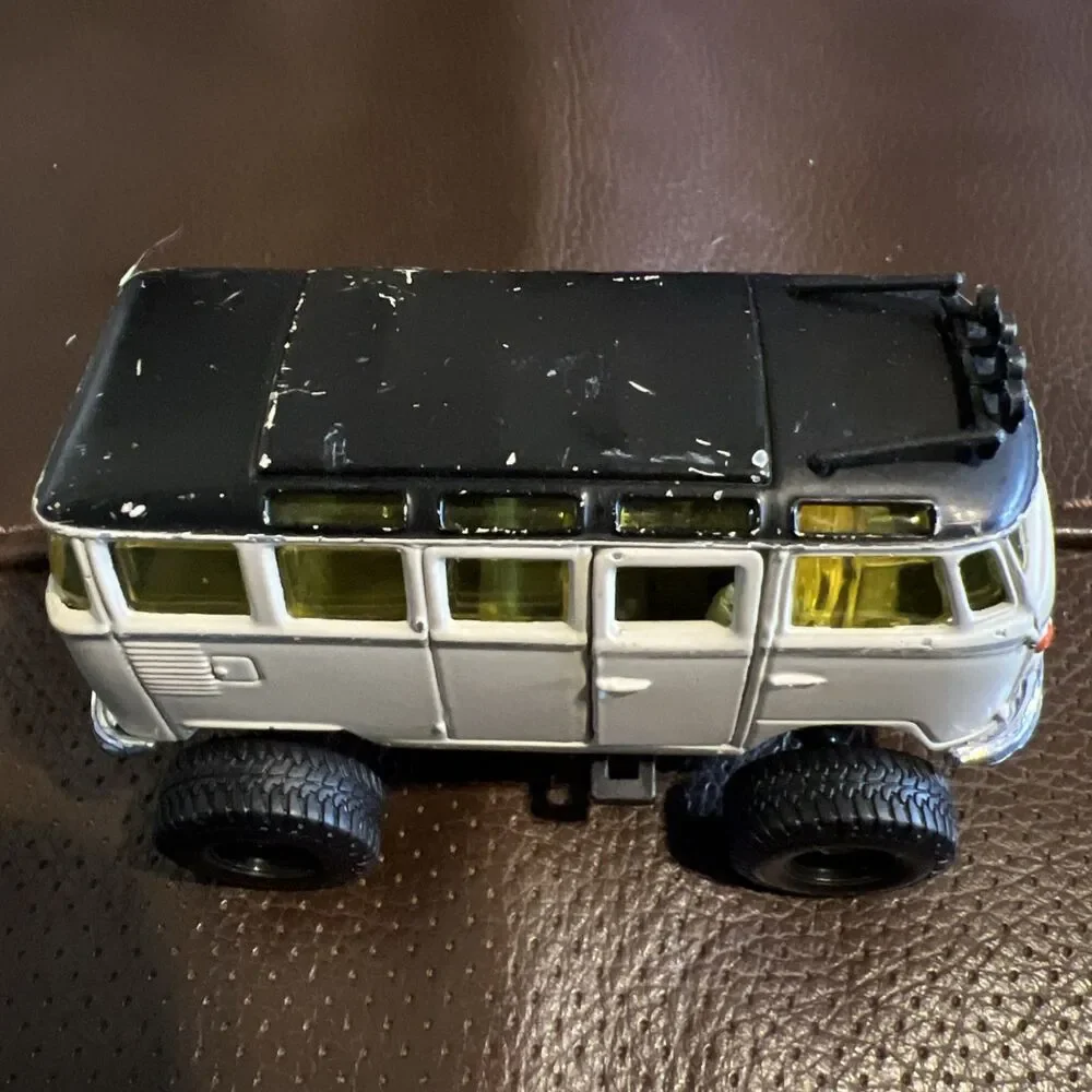 Maisto 1/40 Scale 4 x 4 White Volkswagen VW Adventure Samba Bus Van Lifted Loose